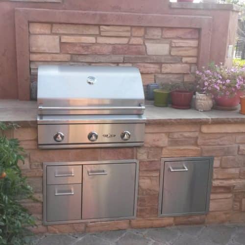Outdoor Kitchen with Built in Grill